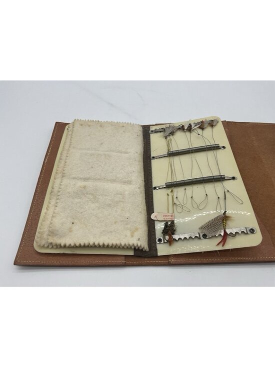 Common Sense Leather Fly Fish Wallet Leader W/ 20 Fly Holders-3 Felts 7" Long - Picture 5 of 12